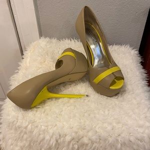 Shoe dazzle tan and yellow 5” heels
